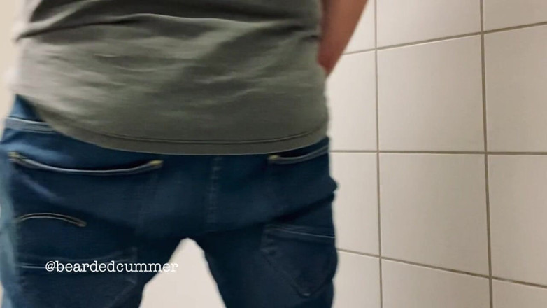 Beardedcummer: Step daddy bear taking piss in jeans and shows off...