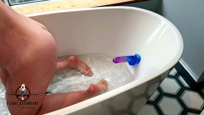 Flight Attendant Fiona: Divertimento in vasca con un dildo