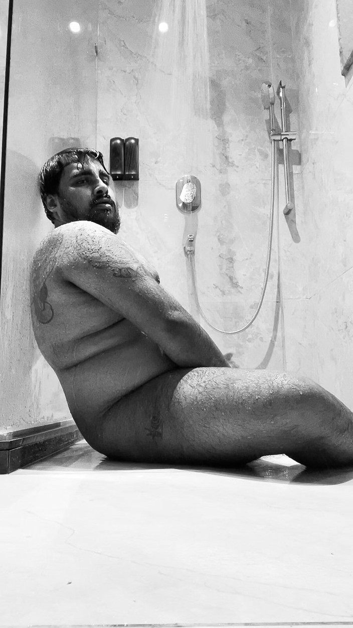 ObsidianFurry: Un jeune ours se masturbe sous la douche