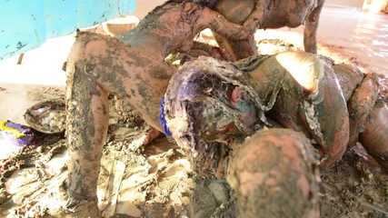 Anatomik Media: Dağınık kızlar: bırakın pasta yesinler [p1]