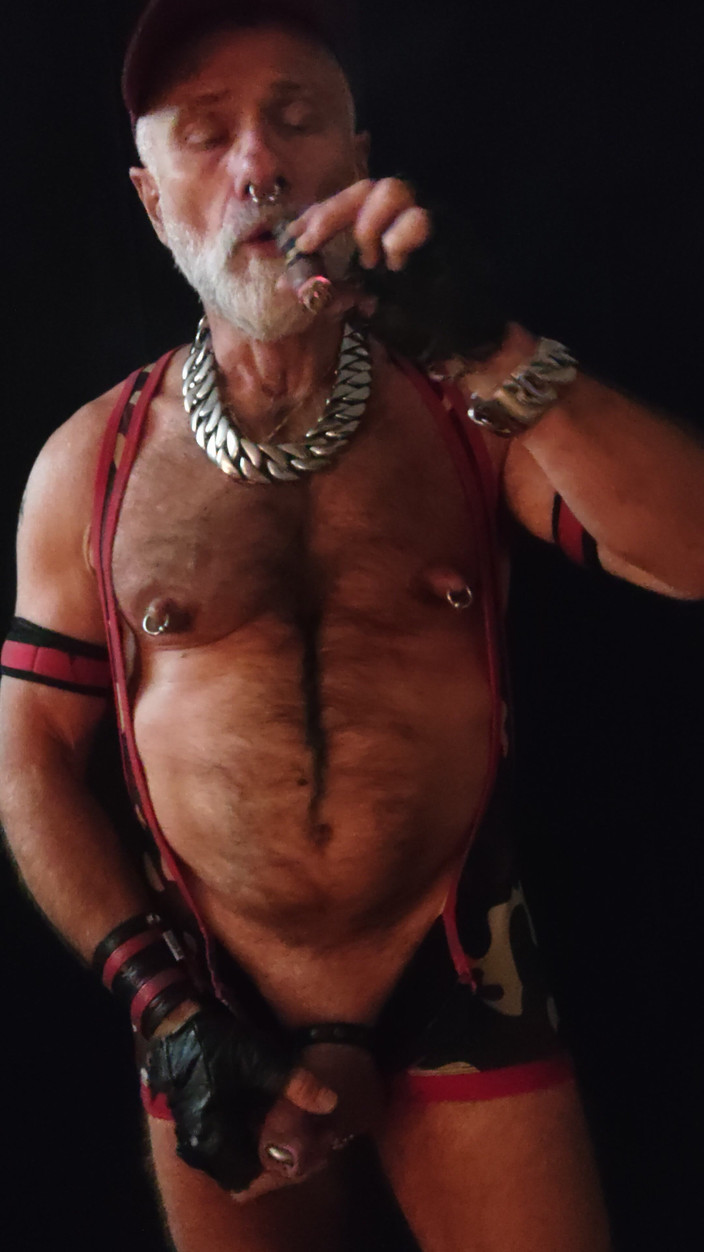 MusclesCigarsFFPig: Muping bradavek při kouření gar