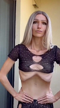 Seksi sıska fit sarışın kız dans ediyor, esnetiyor ve Nauli yoga pozu abs ribs belly
