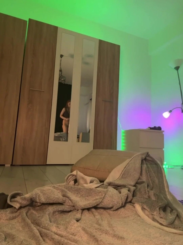 JuiceLussie: Come mi sabroso coño virgen mientras lo masturbo