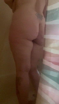 Cewek sange ini mulai mencukur memek tebalnya!