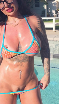 Dea araba sandra mehio si scopa il grosso cazzo del vicino