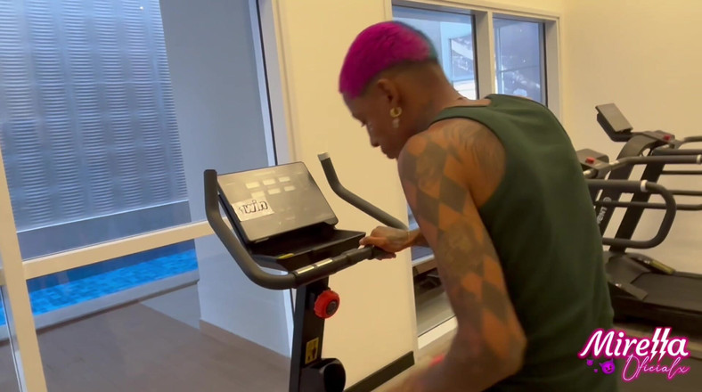 Mirellaoficialx: Ik ben het slanke siliconenmeisje van Smart Fit