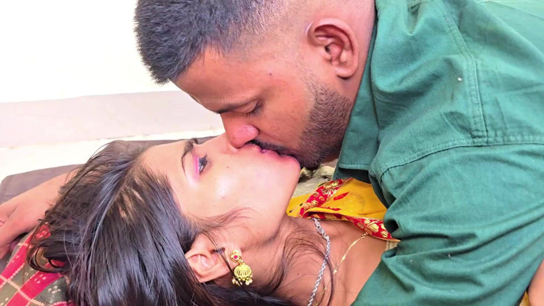 SAWITA BHABHI: 家政婦は妻が家にいないときに家主とベッドを共有した