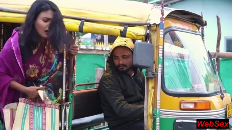 WebSex Premium: ¡El conductor automático se folla a la hermosa pasajera india!...