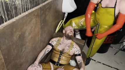 The Bearded Master: 수염난 주인에게 오줌을 싸고 피스팅하는 생강 곰