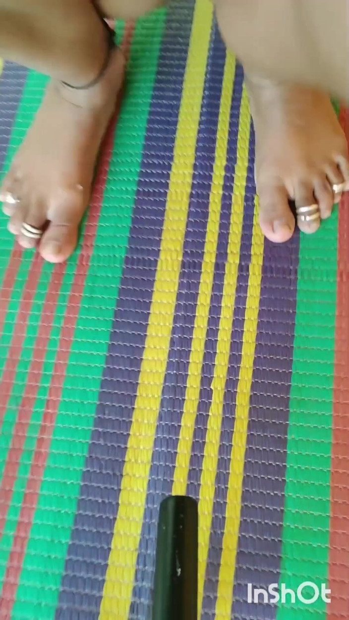 Desishycouple: Osamělá dívka Shivani se prstí celé video.