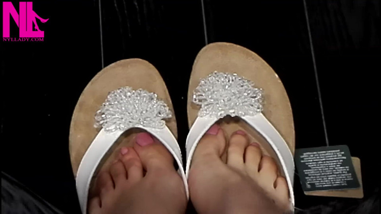 Nyllady: เล่นรองเท้าและห้อยในรองเท้าแตะสีขาวน่ารักในร้าน
