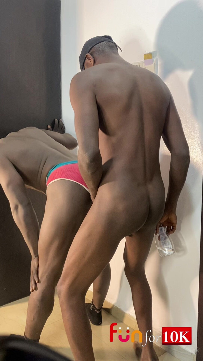 Funfor10k gay videos: 巨大なチンコの男が私を追い詰めて生で犯す