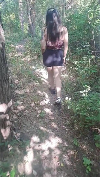 Ormanda büyük yarak emdim ve dölle kaplandım. bakış açısı yüze boşalma