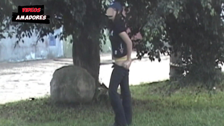 Amateurs videos: 撒尿和吸烟香烟