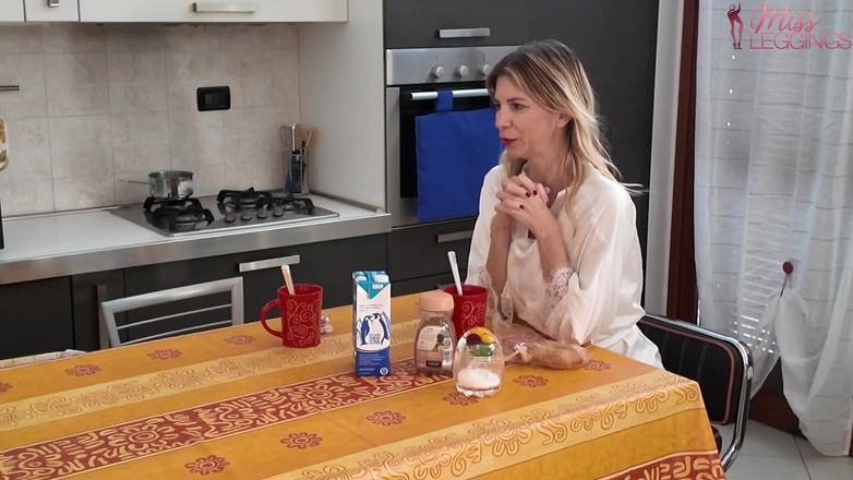 MissLeggings: 继母在享受性爱机器时被处女手淫者抓住