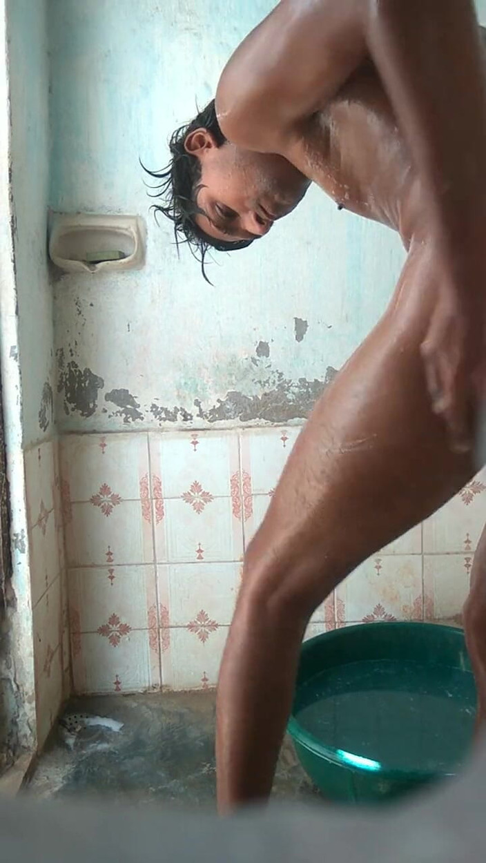 Mukesh Solanki: आउटडोर स्नान