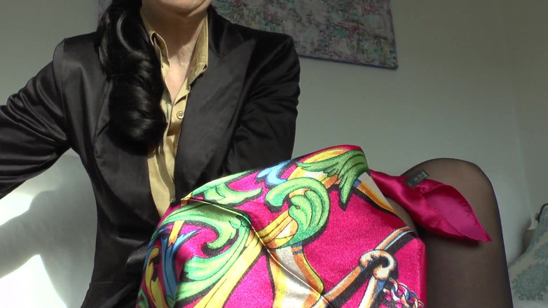 Lady Victoria Valente: Атласний фетиш: гаряча гра з мастурбацією, леді Вікторія Валенте