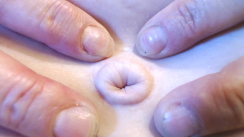 Abby Anna: Zblízka Deep Belly Button