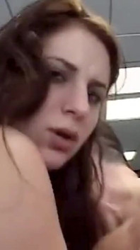 La casalinga arrapata viene presa duramente tra due grossi peni.