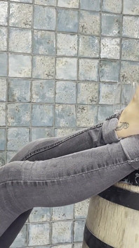 Maskierte Valeria: Ablecken Nackter Fußsohlen Auf Einem Holzfass