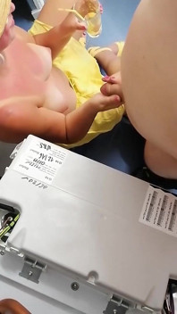 Un giorno caldo ho fatto un po 'di manutenzione dell'inno per una troia arrapata e poi l'ho scopata.