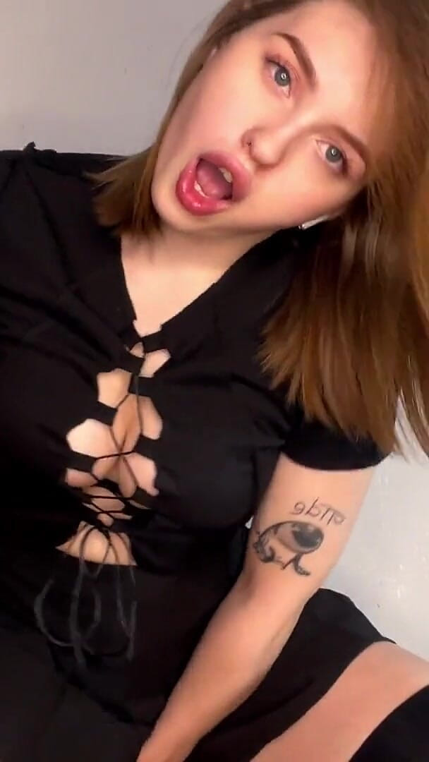 Honey Sasha: 一个屁股湿润的女孩独自在家高潮