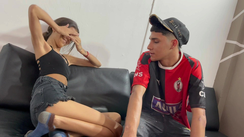 deybersex12: 我在拍一些照片，我的继兄弟来热身，我无法抗拒，我们。