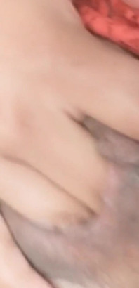 Hermaphrodite yang cantik dan mengujakan menyentuh dirinya.