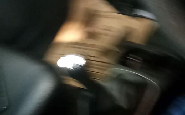 Naomisinka: Asijský crossdresser mrdka s modrým saténovým šatem v autě