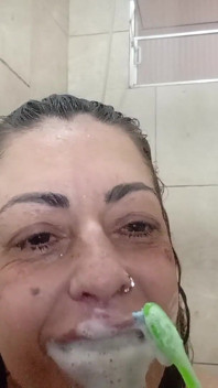 Questa milf ha deciso di fare una doccia molto birichina masturbandosi e mostrando per la telecamera una ragazza calda e birichina