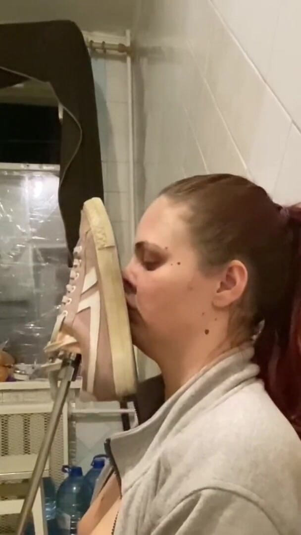 Elena917: Schuhsohlen von der fickmaschine lecken