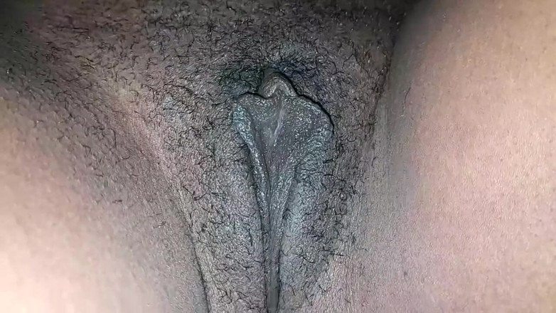 SweetCake: Kremsi amcık masajı büyük zenci yarağıyla sikilmeye hazırlanıyor