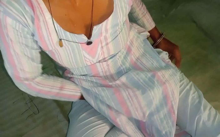 Pooja Sexy: Nevlastní sestra svádí svého malého nevlastního bratra k sexu