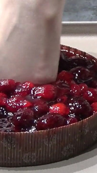 Faccio pipì nella tua torta e calpestalo con i miei piedi