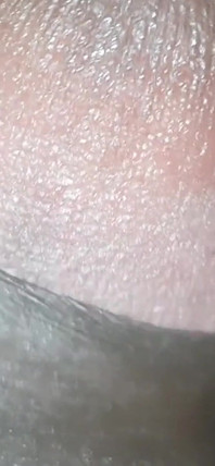 เขากำลังปลอบใจตัวเองในที่ส่วนตัว