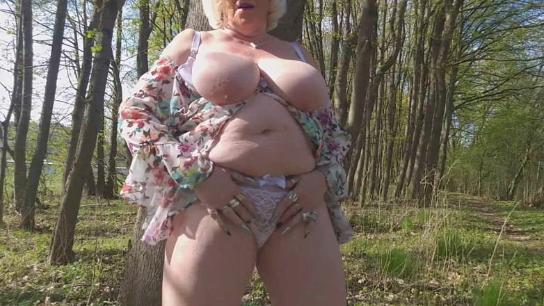 PureVicky66: La abuela muestra sus agujeros húmedos al aire libre