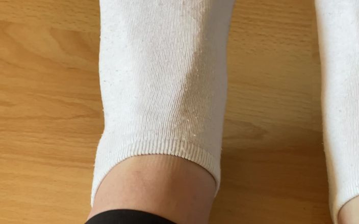 Feet: सफेद मोज़े में चलना