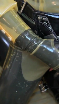 Mistressae & Miss Lilly: latex slaapkamer viertal randsessie