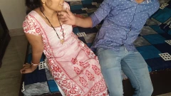 मैंने अपने घर में मकान मालिक के दोस्त को मेरे पास बुलाया और उसे चोदा