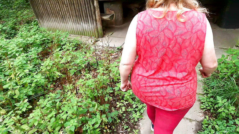 Bouncy Tits Action: Çıplak göğüslerini pencereden asın