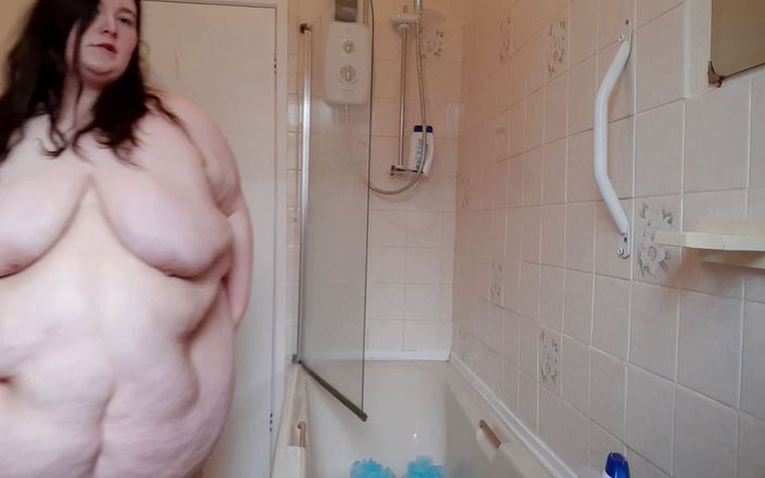 SSBBW Lady Brads: Ss iri güzel kadın göbek sallıyor ve sallıyor