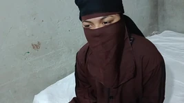 La ragazza musulmana fa un regalo al proprietario della casa