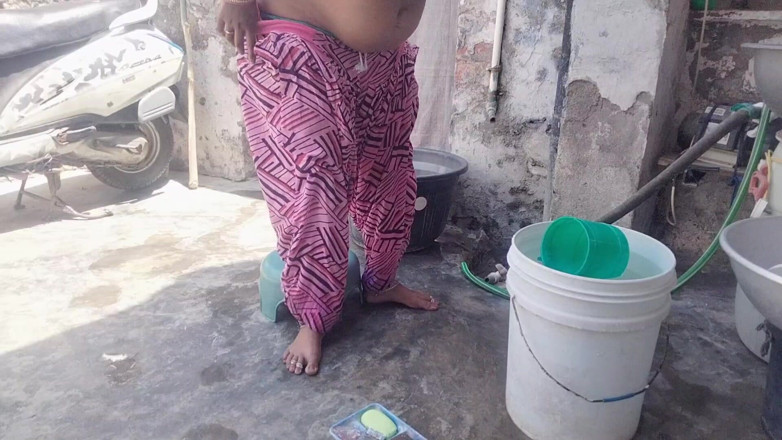 Yourgeeta8899: Indian Bhabhi's Hot Video While Bathing