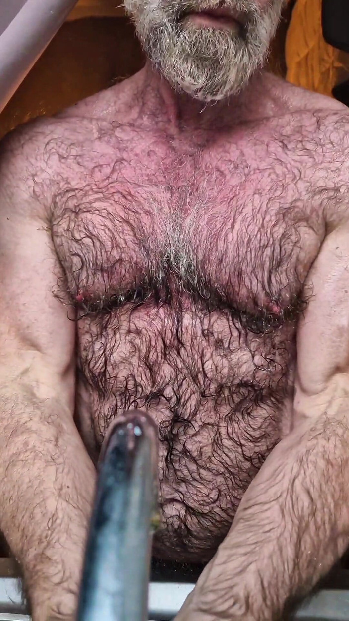 JackvanDean: 毛深いマッスルベアが冷静に