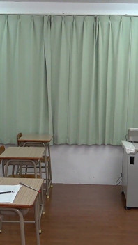 Bir kadın öğretmeni cezalandırmak, derse katılmayı reddeden erkek öğrencinin üzerine yüzünü oturtmak, yüzünü ezmek, uyluklarıyla yüzünü sıkmak ki onu ve anüsü koklaması sağlansın