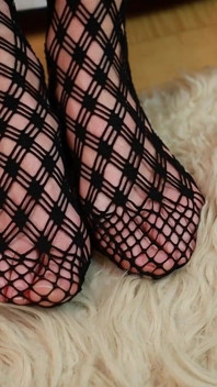 Elegante MILF in high heels & netzstrümpfen - schuhspiel &necken