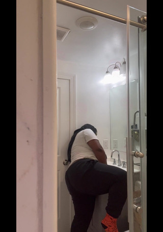 Anye Meshell: Mmmm, tito nezbední muži mě sledují na videohovoru