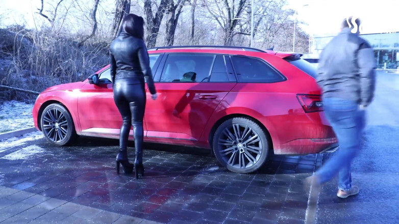 Czech Soles - foot fetish content: Publiczne czyszczenie butów niewolnik zarabia swoje wynagrodzenie