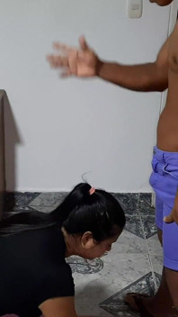 Latina fierbinte geme când simte o limbă în vagin