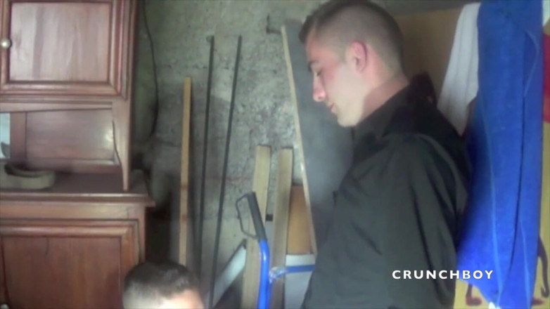 Crunch Boy: Twink zerżnięty przez swojego przyjaciela w obozie d